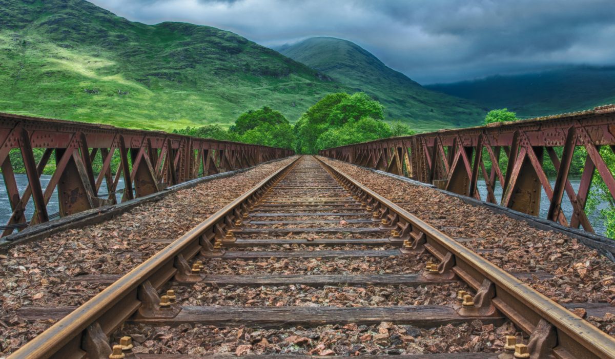 Superelevação Ferroviária: Geometria de Curva, Função e Conceitos de Projeto